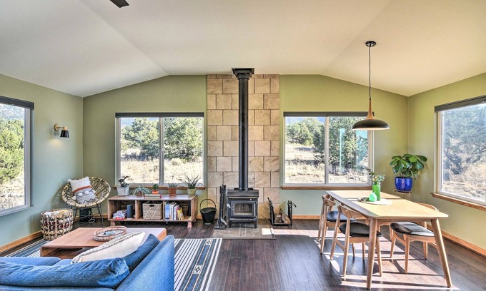Baca Grande Cabina | Serene 2-Bed Crestone Cabin Mountain Views Modern Comforts Dog-Friendly