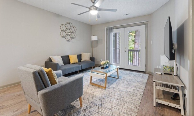 Carrboro Apartamento | Serene 2BD 2BA | 5 min UNC | On-Site Gym & Pool