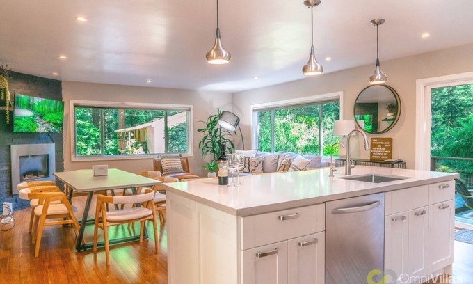 Northwood Casa | Serene 2BR Retreat, Great Views, Private Hot Tub