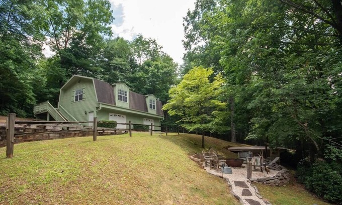 Otto Casa | Tranquil 2BR escape w/hot tub/fire pit & yoga deck