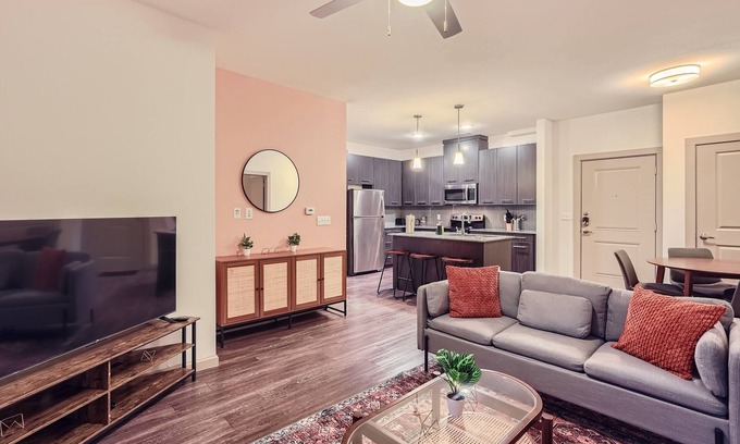 Leander Apartamento | Serene 3B Getaway | Pool, Gym, Parking, Pet Wash