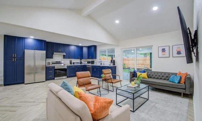 Friendswood Casa | Serene 4-Bed Getaway - Hot tub & Fire Pit