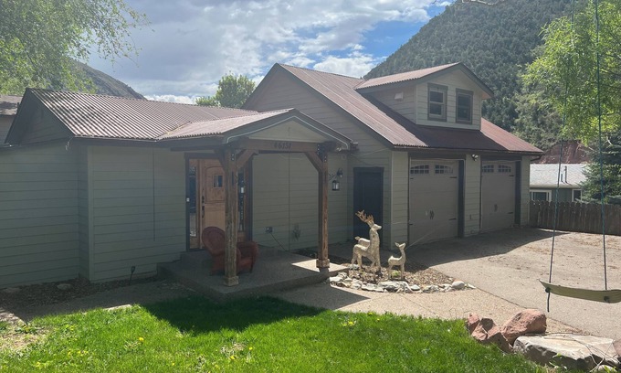 Glenwood Springs Casa | Serene 4-bedroom house with WiFi just outside Glenwood Springs
