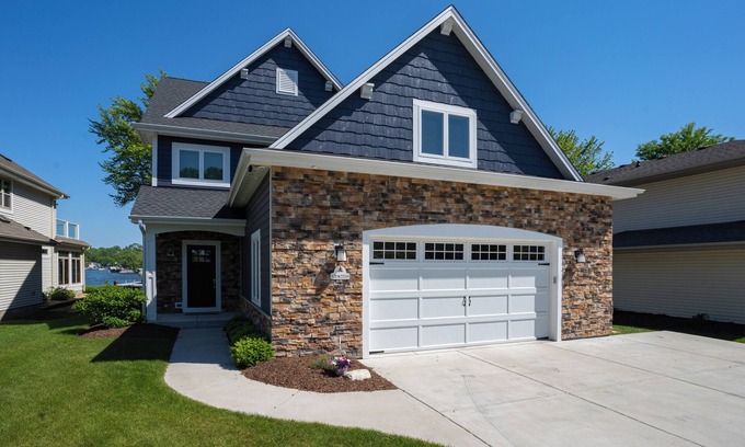 Colgate Casa | Serene 4-bedroom Lake House in Pewaukee-Hot Tub!