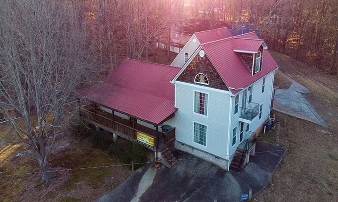 Gainesville Cabaña | Serene 4 Bedrooms home ON quiet 10 acres 11 beds.