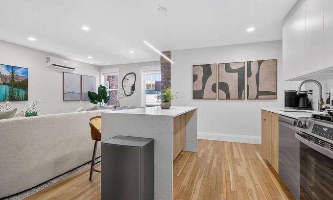 Central Square Apartamento | Serene 4BR 3BA Apt Harvard/MIT Sleeps 10+