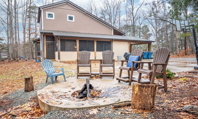 Burlington Casa | Serene 4br Country Retreat Awaits - Near Greensboro and Elon University!