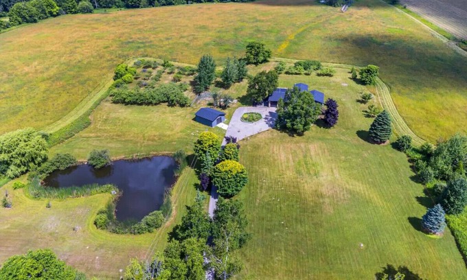 Georgina Casa | Serene 4BR house w/ Hot tub, Lake, Billiards & BBQ