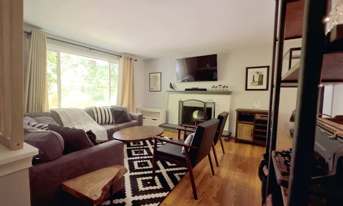Inglewood-Finn Hill Casa | 🏔️ Serene 4BR Retreat w/ Outdoor Dining, Gym, Workstation & Modern Comforts
