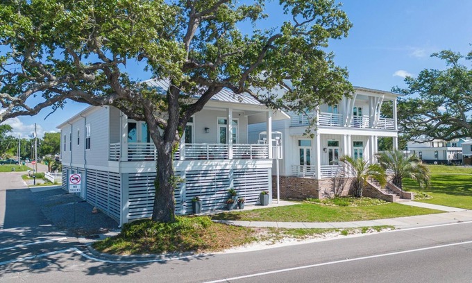 Gulfport Casa | Serene 5-Bedroom House with Beach Views in Gulfport