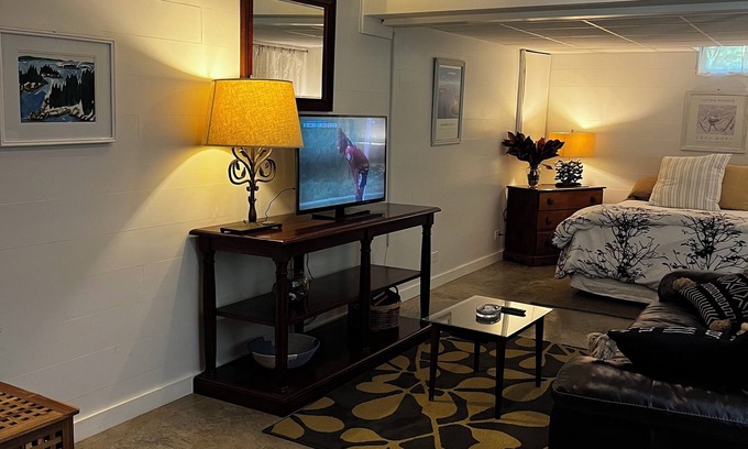 South Thomaston Apartamento | Serene and airy space at the end of a wooded lane in Owls' Head Maine.
