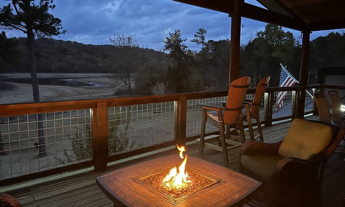 Springdale Casa | Serene and beautiful, Lakeview, outside games and kayaks, workspace