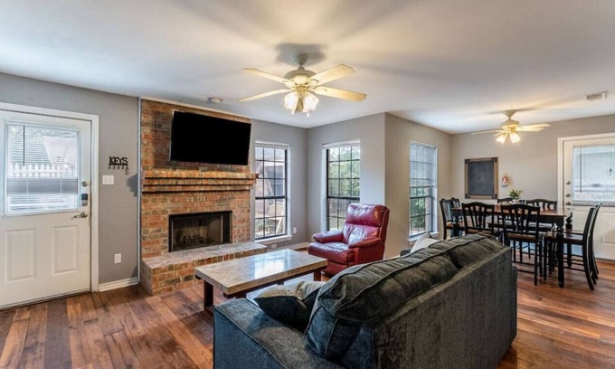 Cedar Hill Casa | Serene and Dazzling 3 Bedroom Home