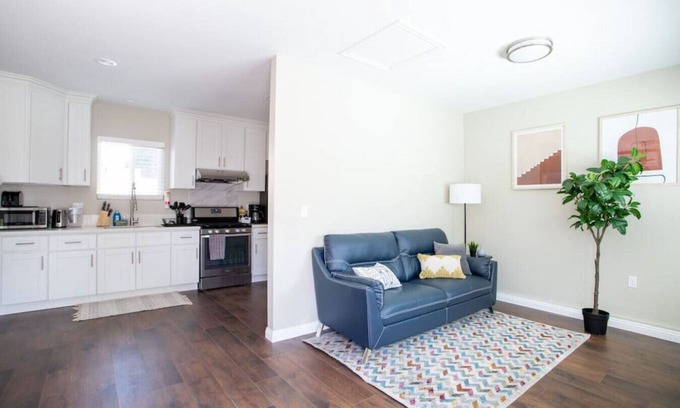 West Covina Casa | Serene Backyard Nook BBQ Pet-friendly: King-Sized Comfort, Covered Parking, and Patio Paradise.
