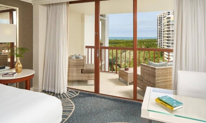 Pelican Bay Complejo | Serene Beach Resort Accommodation w/ Private Balcony & Views | Pools
