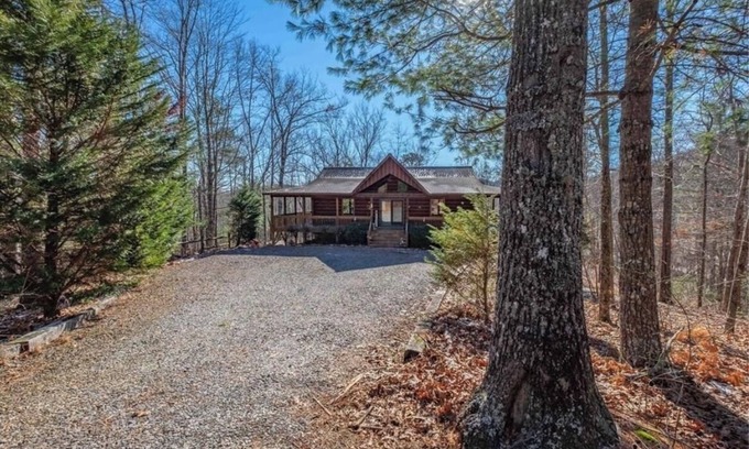 Unaka Cabina | Serene Blue Ridge-Ocoee cabin, FULL porch, fireplace, pool table, pet friendly