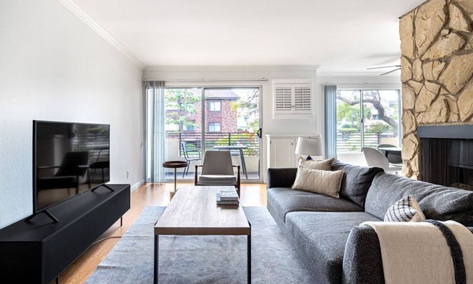 Sawtelle Apartamento | Serene Brentwood 1BR w/ Gym, walk to Downtown Dining, by Blueground