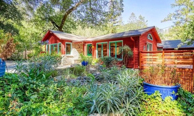 Santa Rosa Cabaña | Serene Calistoga Cottage w/ Pool & Hot tub in 9 acres of Woodland