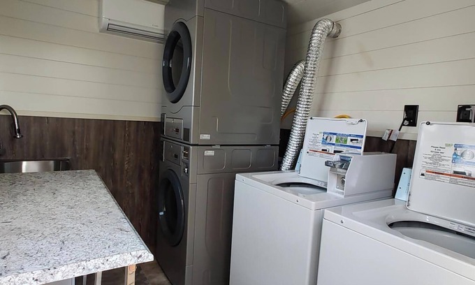Andrews Alquiler De RV | Serene campground in Andrews on the Valley River.