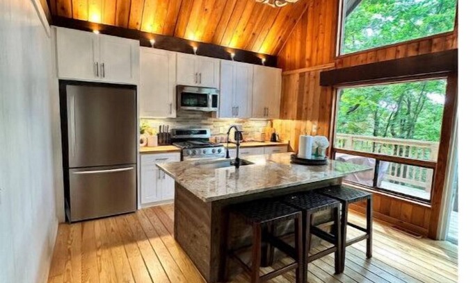 Tate Cabina | Serene Chalet Surrounded by Trees with Hot Tub & Resort Amenities