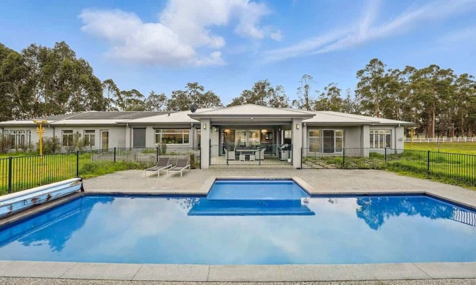 Hastings Casa | Serene Coastal Retreat in Hastings w pool