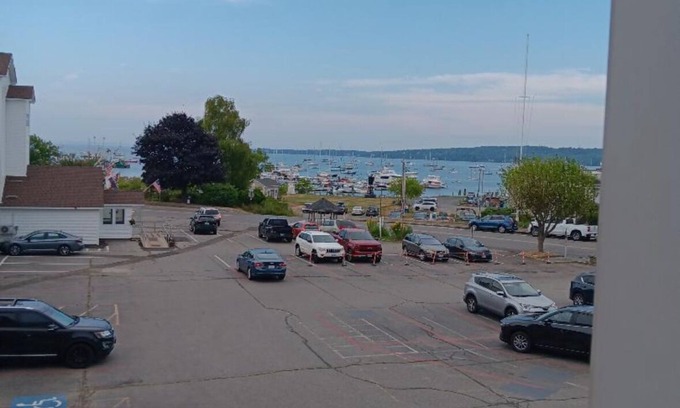 Rockland Condominio | Serene condo with AC in charming Rockland on the bay !