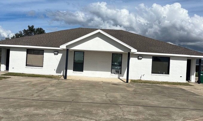 Prien Apartamento | Serene corporate apartment with AC in Lake Charles close to casinos and plants.