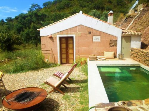 Troviscais Casa | Serene Cottage in S o Lu s with Barbecue
