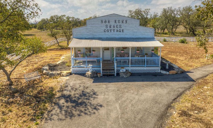 Comfort Casa | Serene Cottage with patio 10 min from DT Comfort