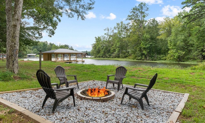 Eatonton Casa | Serene Cove at Lake Sinclair on 4+ acres with Covered Deck & Covered Dock