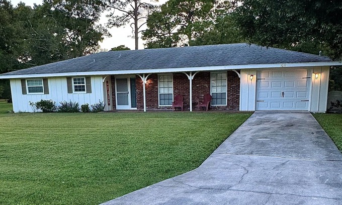 Vero Beach Casa | Serene and cozy 3 BR, 2 BA home, King Suite, DOGS WELCOME. Back porch w swing
