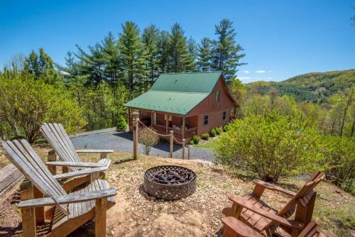 West Jefferson Casa | Serene & Cozy 3bd Cabin- Dogs Welcome, Hot Tub, Mins to Parkway