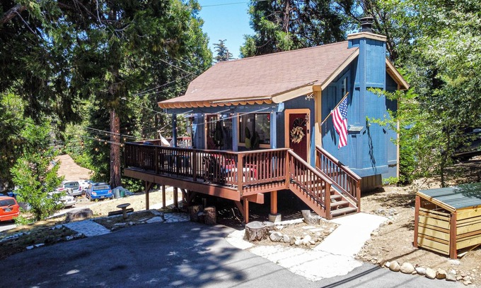 Cedarpines Park Cabina | Serene, Cozy, and Romantic Mountian Retreat with an Inflatable hot tub near lake