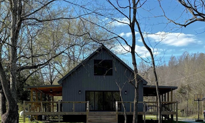 Centerville Cabina | Serene & Cozy Cabin in Middle Tennessee - Wrap Around Deck - Pet Friendly