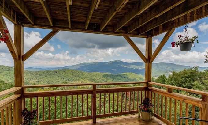 Sugar Mountain Condominio | Serene & Cozy ★ Jetted Tub ★ Fireplace ★ Long Mountain view ★ Close 2 Resort