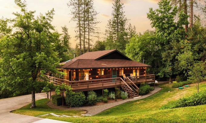 Yosemite Forks Casa | Serene Creekfront Cabin - KingBed - 20min Yosemite - Wraparound starview deck