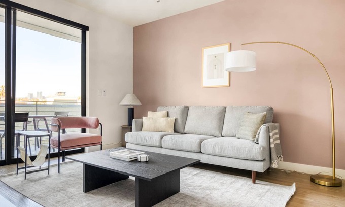 Palms Apartamento | Serene Culver City 2BR w/ Roof, walkable neighborhood, by Blueground