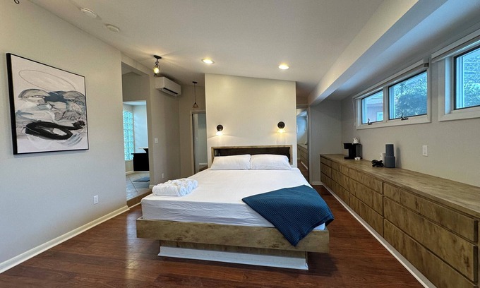 Baltimore Apartamento | Serene Deluxe Suite with Jacuzzi & EV charger