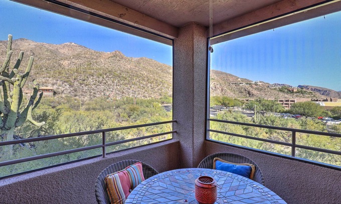 Tucson Condominio | Serene Desert Escape w/ Porch & Resort-Style Perks