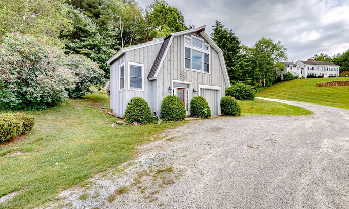 Clarendon Casa | Serene dog-friendly guest house with mountain views, fireplace, & firepit