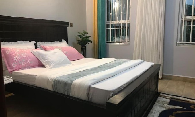 Kireka Apartamento | Serene Double bed condor with WiFi.