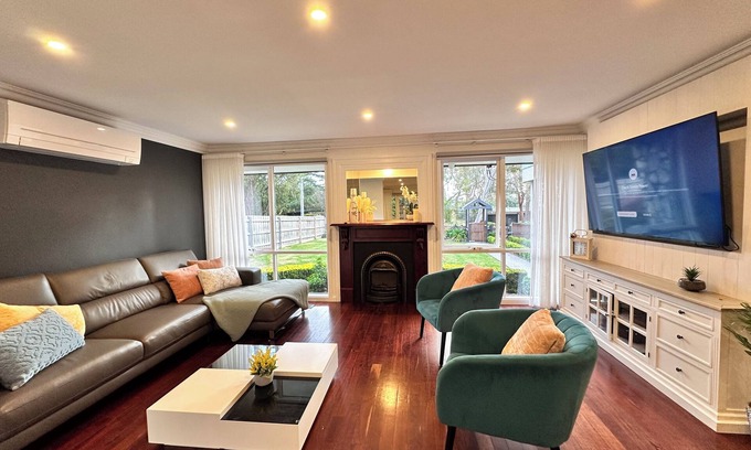 Boronia Casa | Serene Escape with Birds, Trees & Breeze– 5BR, 3.5B n garage with Wifi & Netflix