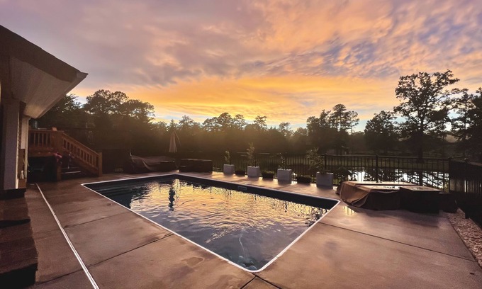 West End Casa | Serene Farm cottage on 2acres. Minutes from golf courses/dining/shopping W/ pool