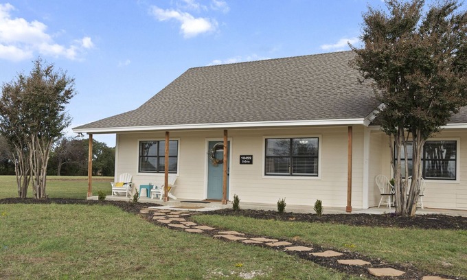 Aubrey Otro | Serene farmhouse on 2 acres, perfect for family gatherings or wedding stays.