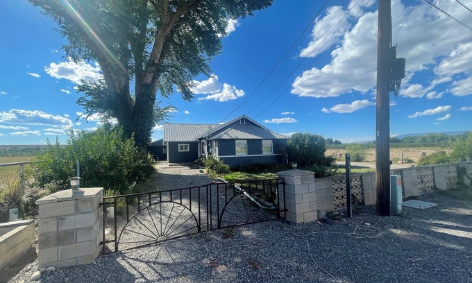 Lazear Otro | Serene farmhouse with AC in charming Olathe