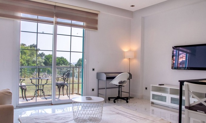 Kusadasi City Centre Apartamento | Serene Flat w Sea and Nature View in Kusadasi