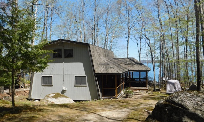 Standish Chalet De Esquí | Serene Frye Island waterfront with beautiful sunrise views over Raymond Cape.