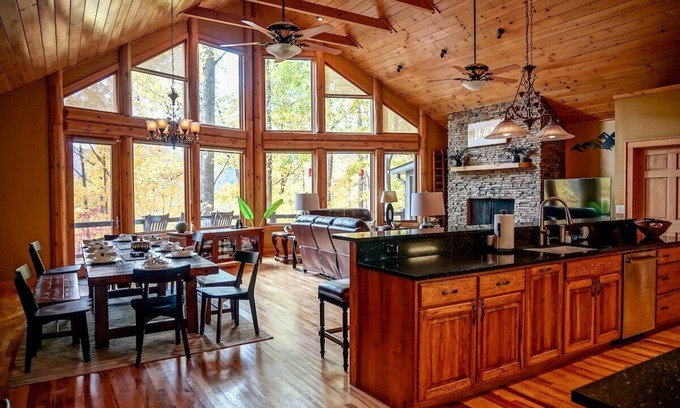 Valley Creek Run Cabina | Serene Green - Fire Pit, Hot Tub, Grill, Deck