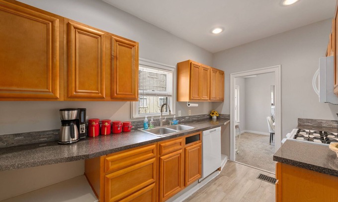 Rockhill Manor Casa | Serene Haven Retreat 2BR 1BTH in Holmes Rd KCMO
