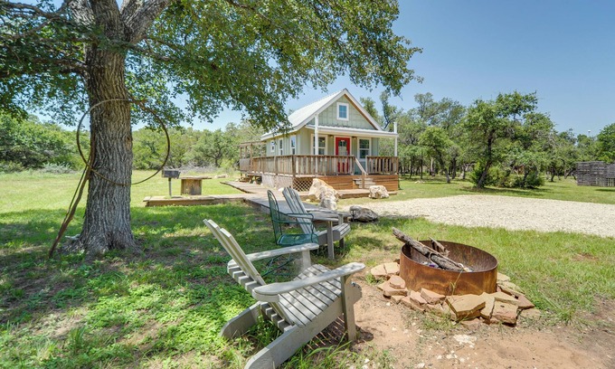 Fredericksburg Cabina | Serene Hill Country Cabin w/Deck Near Wineries!